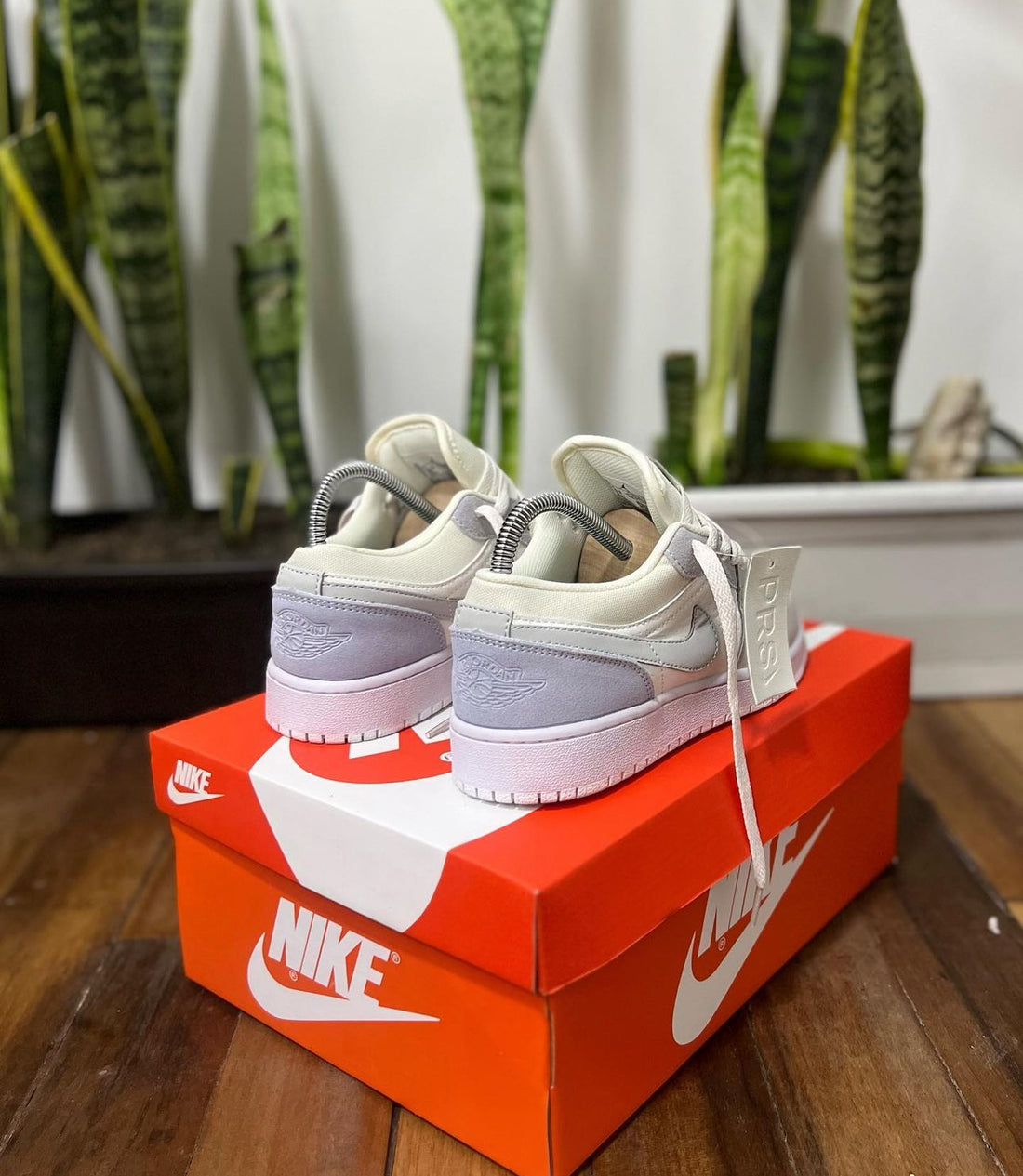 NIKE JORDAN PARIS LOW GRIS - BLANCO